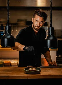 Le chef préparant un plat dans la cuisine du BBM